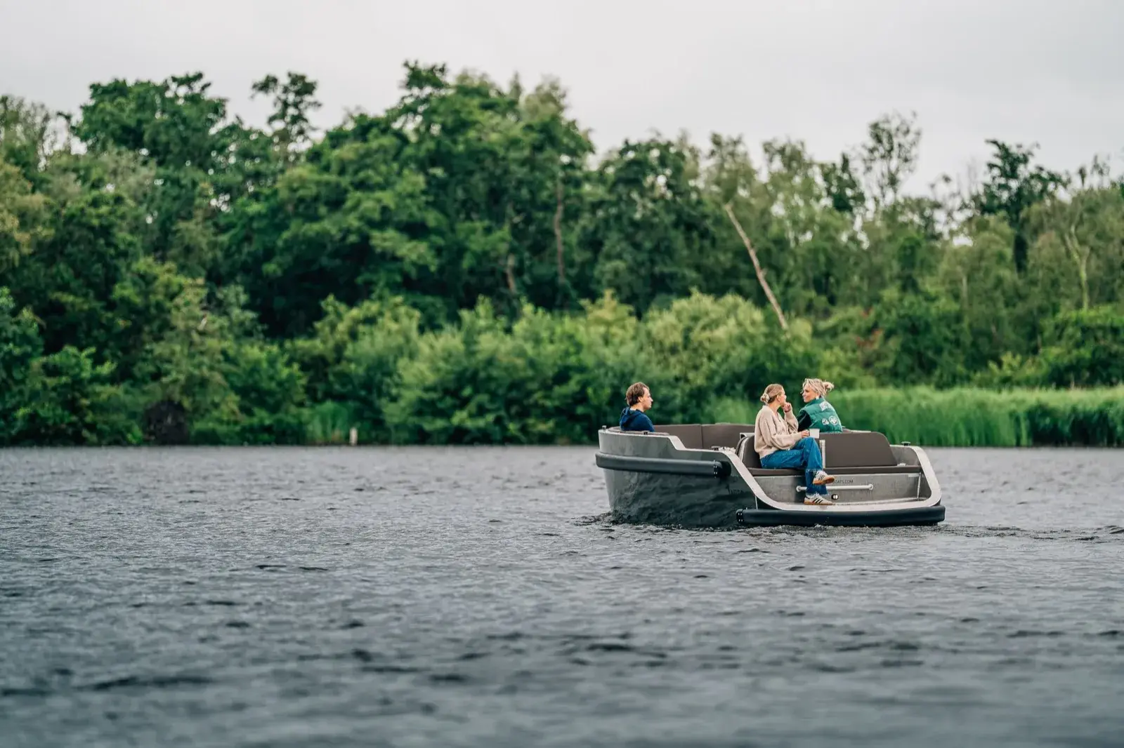 Ein Elektroboot auf offenem Wasser