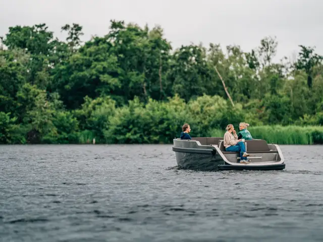 Een elektrische sloep op open water