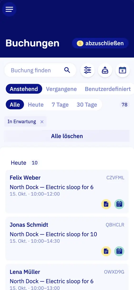 Die Buchungsliste auf einem Handy, gefiltert nach ausstehenden Unterschriften: die heutigen Abfahrten, jede mit einem gelben Dokumentsymbol für den noch zu unterschreibenden Haftungsverzicht