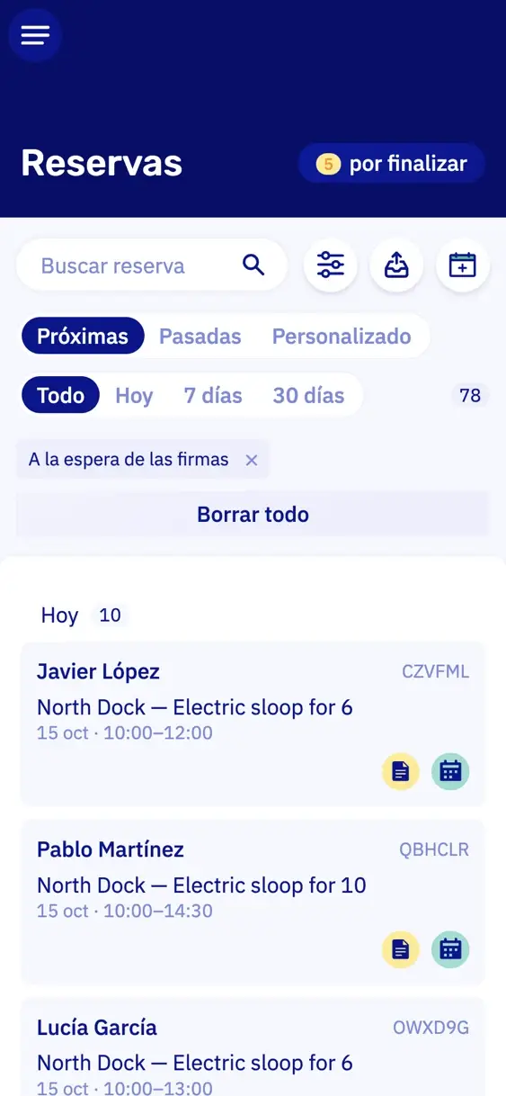 La lista de reservas en un móvil, filtrada por firmas pendientes: las salidas de hoy, cada una con un icono de documento amarillo para el descargo aún por firmar