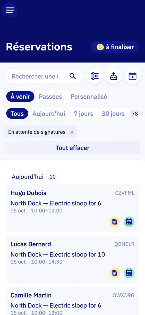 La liste des réservations sur un téléphone, filtrée sur les signatures en attente : les départs du jour, chacun avec une icône de document jaune pour la décharge à signer
