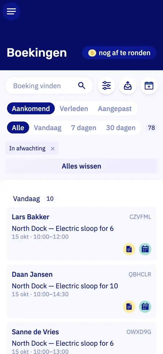 De boekingslijst op een telefoon, gefilterd op nog te tekenen: de vertrekken van vandaag, elk met een geel documenticoon voor het huurcontract dat nog getekend moet worden