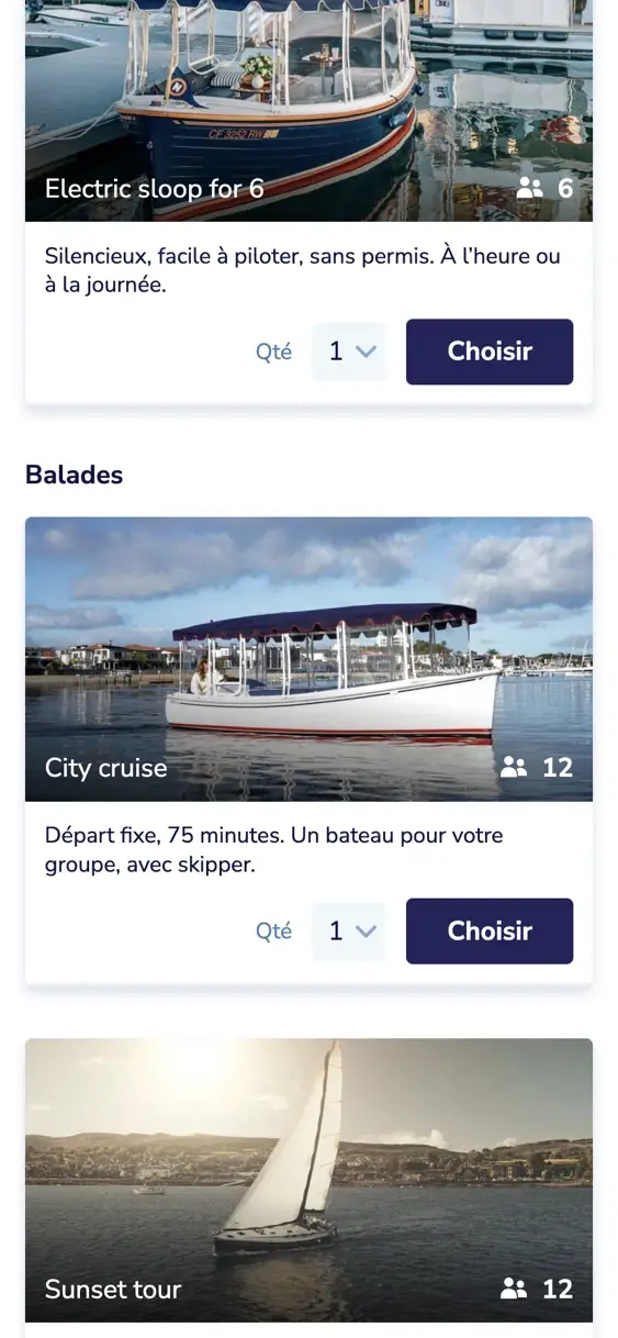 Le formulaire de réservation sur un téléphone : un bateau électrique sans skipper, puis dans la même liste les balades City cruise et Sunset tour