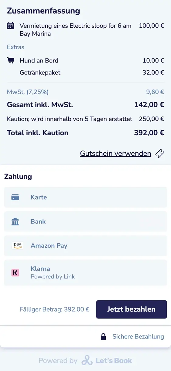 Der letzte Schritt auf einem Handy: die Übersicht mit den Extras, der MwSt. und der Kaution, 392 € insgesamt, die Zahlungsarten und der Button zum Bezahlen