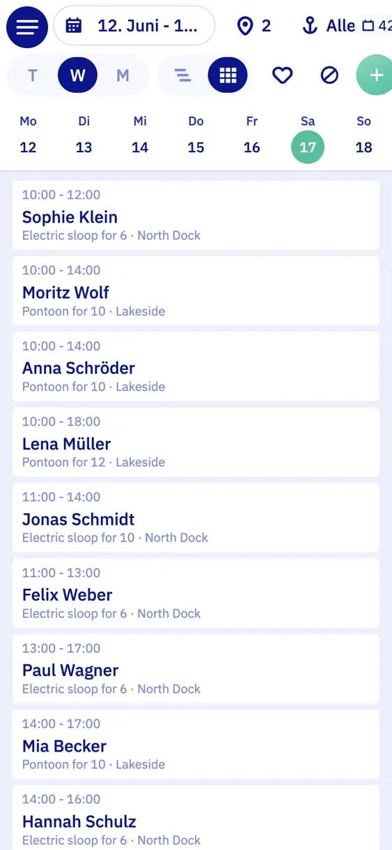 Die Planung von Let's Book für eine Woche auf einem Handy: die sieben Tage in einer Reihe, darunter die Buchungen vom Samstag mit Uhrzeit, Kunde, Boot und Anlegestelle