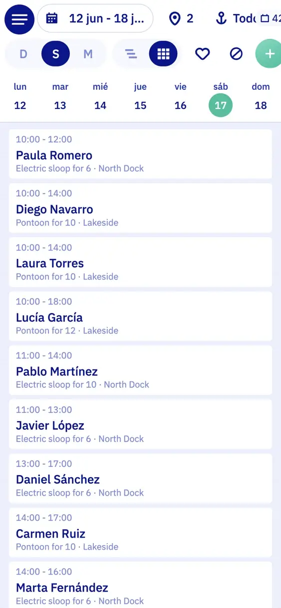 La planificación de Let's Book de una semana en un móvil: los siete días en una fila y, debajo, las reservas del sábado con hora, cliente, barco y muelle