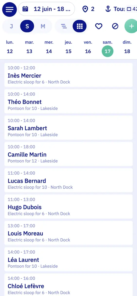 Le planning de Let's Book sur une semaine, sur un téléphone : les sept jours sur une ligne, et en dessous les réservations du samedi avec l'heure, le client, le bateau et le quai