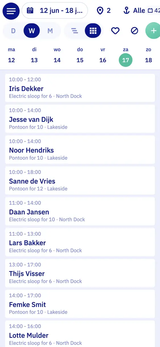 De planning van Let's Book voor een week op een telefoon: de zeven dagen op een rij, en daaronder de boekingen van zaterdag met tijd, klant, boot en steiger
