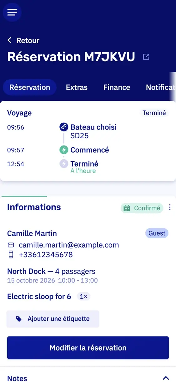 Une réservation sur un téléphone avec le trajet en haut : bateau SD25 choisi à 09:56, démarré à 09:57 et terminé à l'heure à 12:54