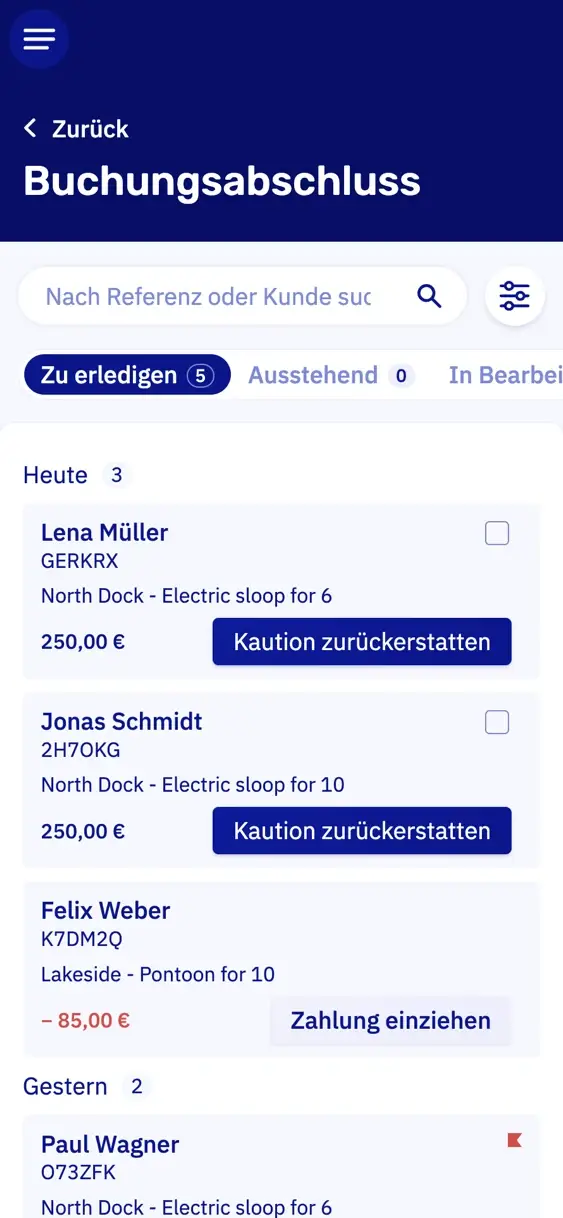 Die Abschlussliste auf einem Handy: die Buchungen von heute mit ihrer Kaution und einem Button, um sie zurückzuzahlen, und eine Buchung mit einem offenen Saldo