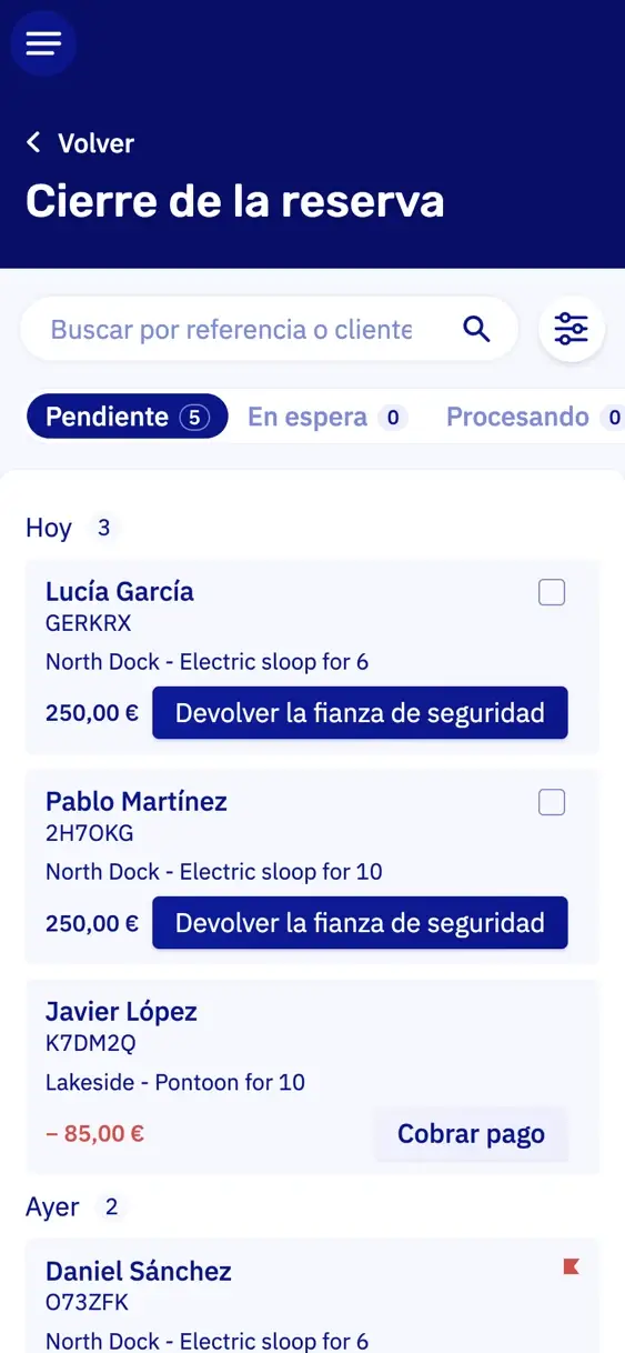 La lista de cierre de reservas en un móvil: las reservas de hoy con su fianza y un botón para devolverla, y una reserva con un saldo por cobrar