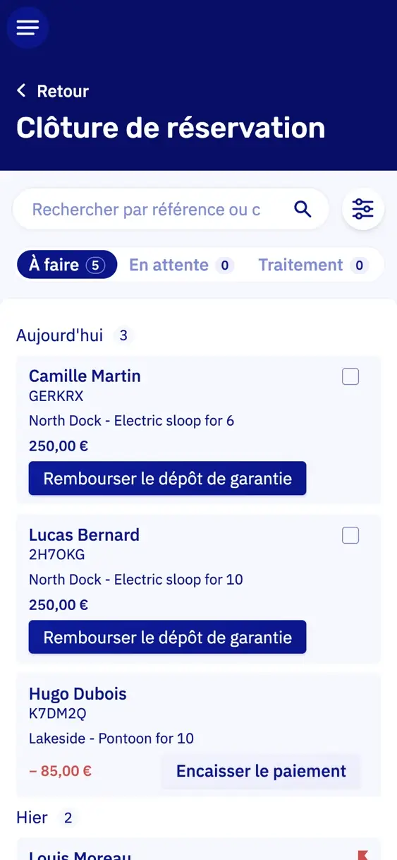 La liste de clôture sur un téléphone : les réservations du jour avec leur dépôt de garantie et un bouton pour le rendre, et une réservation avec un solde à encaisser
