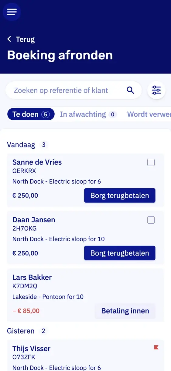 De afrondlijst op een telefoon: de boekingen van vandaag met hun borg en een knop om die terug te geven, en een boeking met een saldo om te innen