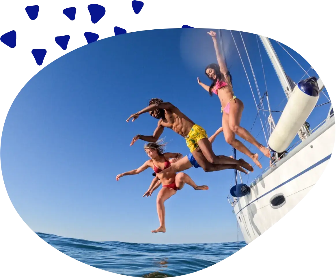 Vier Leute springen von einer Segelyacht ins Meer