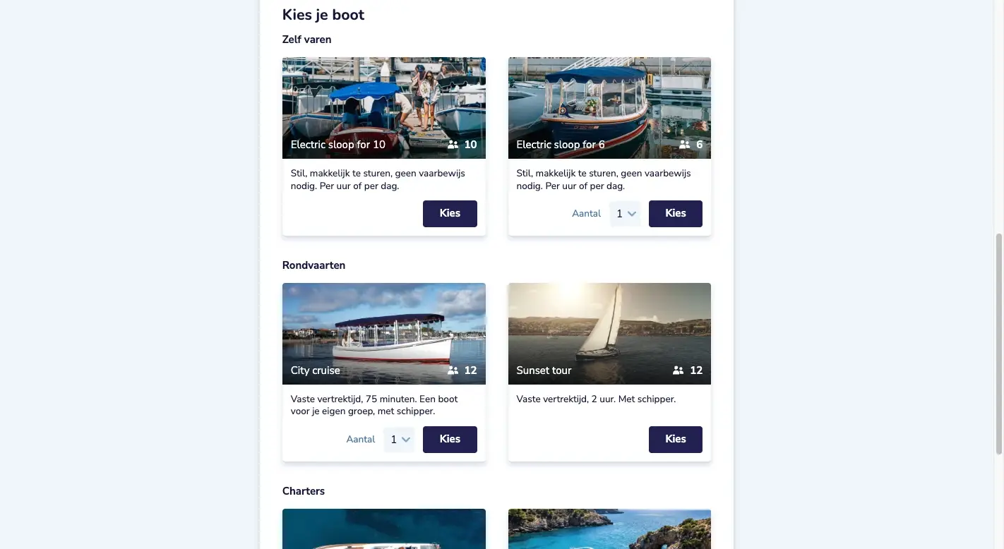 Het boekingsformulier: zelf varen, rondvaarten en charters in één lijst, elk met een foto, het aantal passagiers en een knop Kies