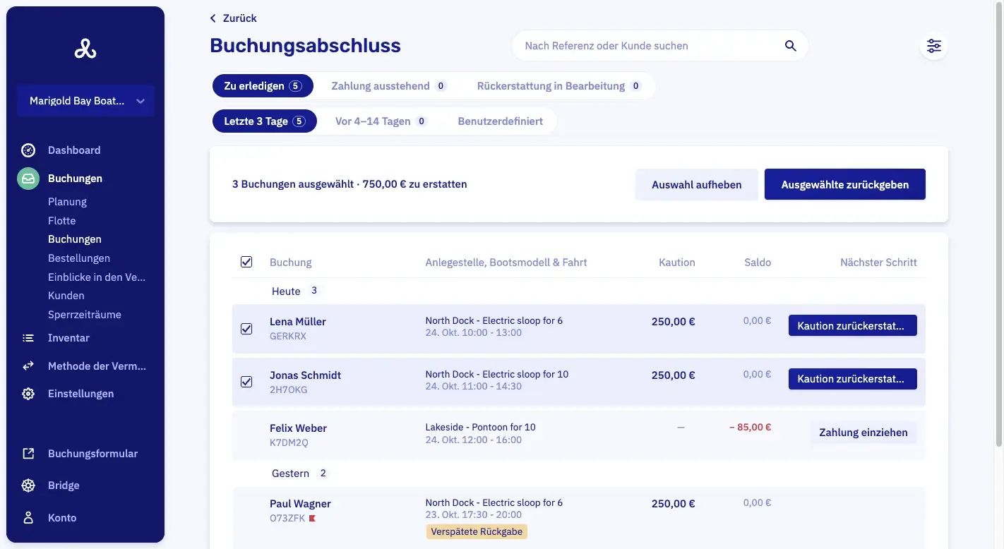 Dieselbe Liste mit drei angekreuzten Buchungen und einer Leiste: 3 Buchungen ausgewählt, 750,00 € zurückzuerstatten, mit einem Button Ausgewählte zurückerstatten